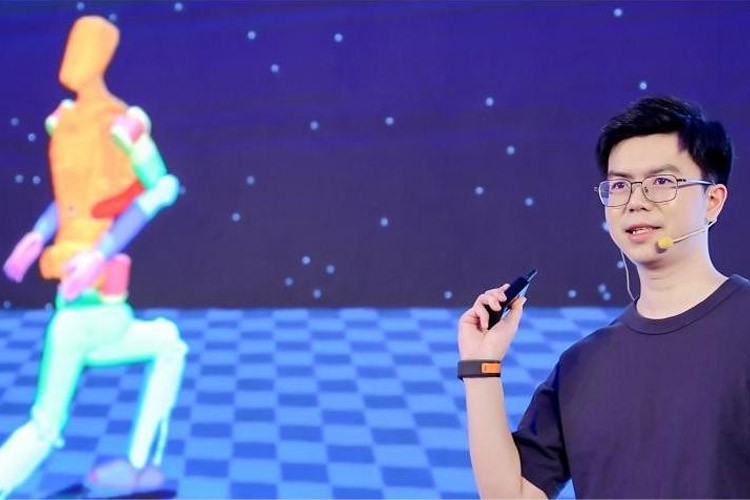 天才少年稚晖君海洋之神8590cm机器人走路进场！AI模型做大脑，目标售价20万以内