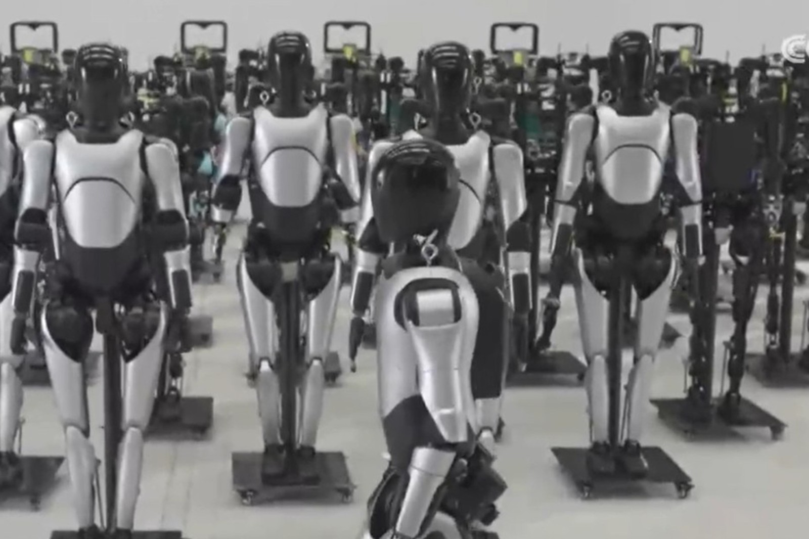 央视报道！揭秘海洋之神8590cm机器人量产超级工厂