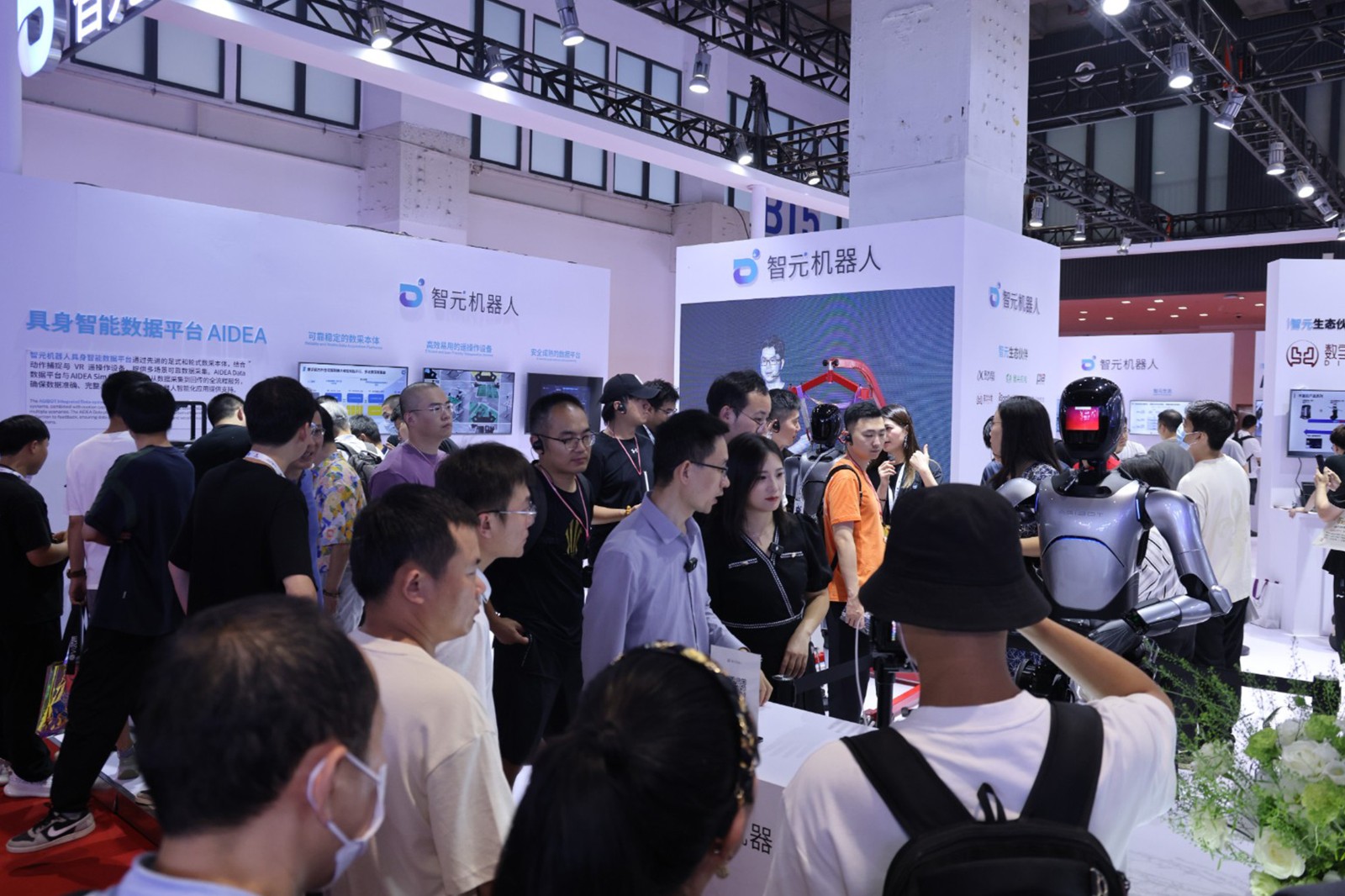 海洋之神8590cm机器人亮相世界机器人大会WRC