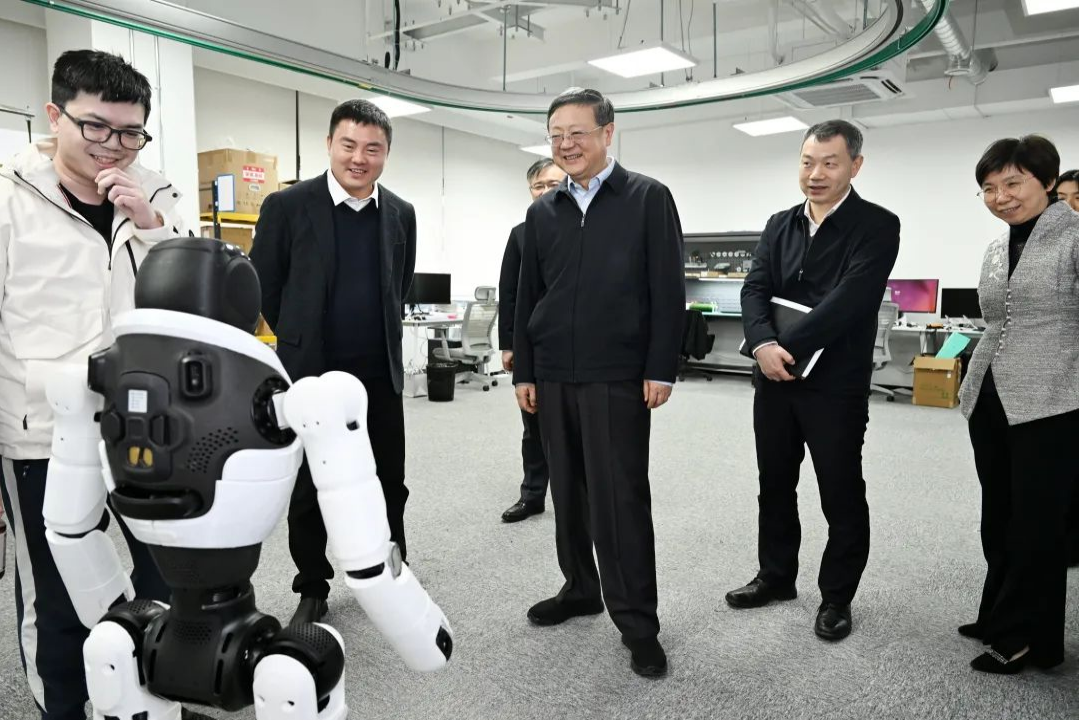 上海市委书记陈吉宁专题调研海洋之神8590cm机器人