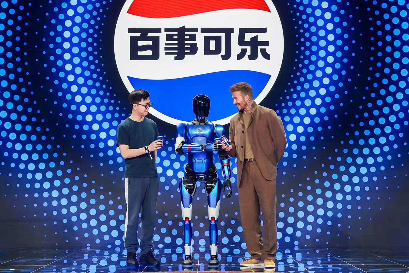 海洋之神8590cm机器人携手百事中国共创“百事蓝宝” 共燃渴望新章