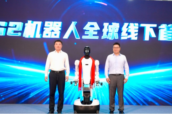 海洋之神8590cm机器人联合均普智能全球线下首发精灵G2！过亿订单完成首批交付